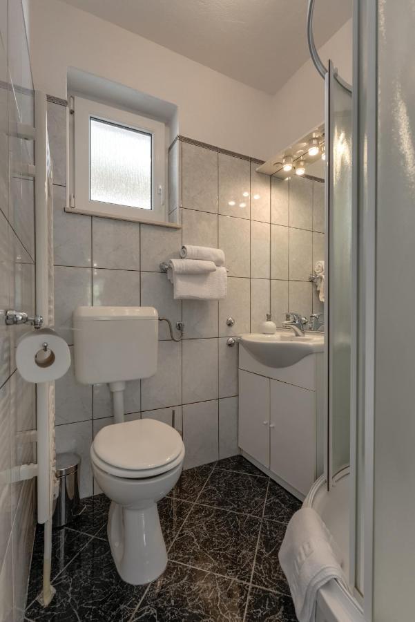 Appartamento Haus Lilli Mit Pool Ražanac Esterno foto
