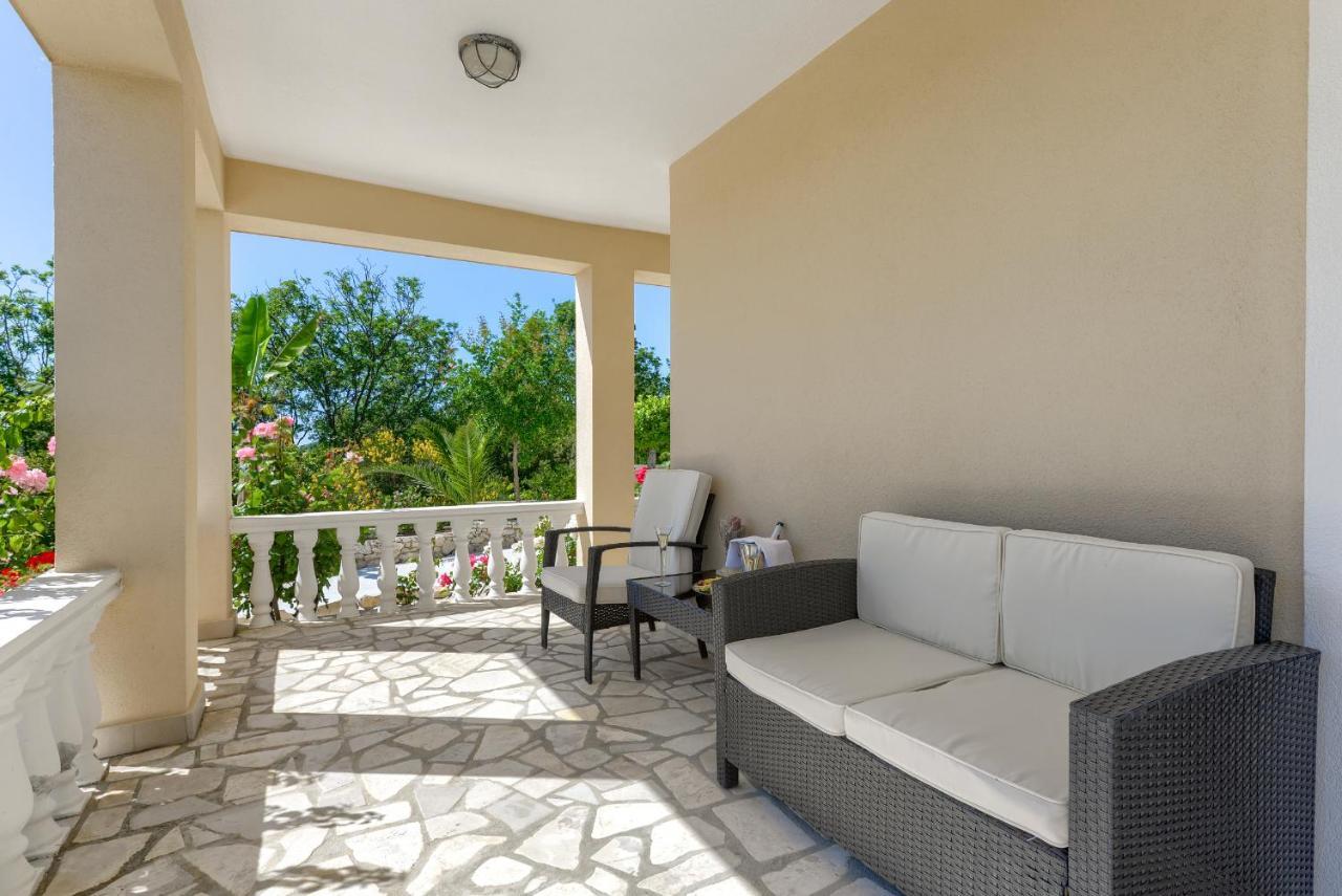 Appartamento Haus Lilli Mit Pool Ražanac Esterno foto