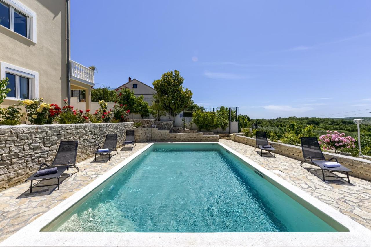 Appartamento Haus Lilli Mit Pool Ražanac Esterno foto