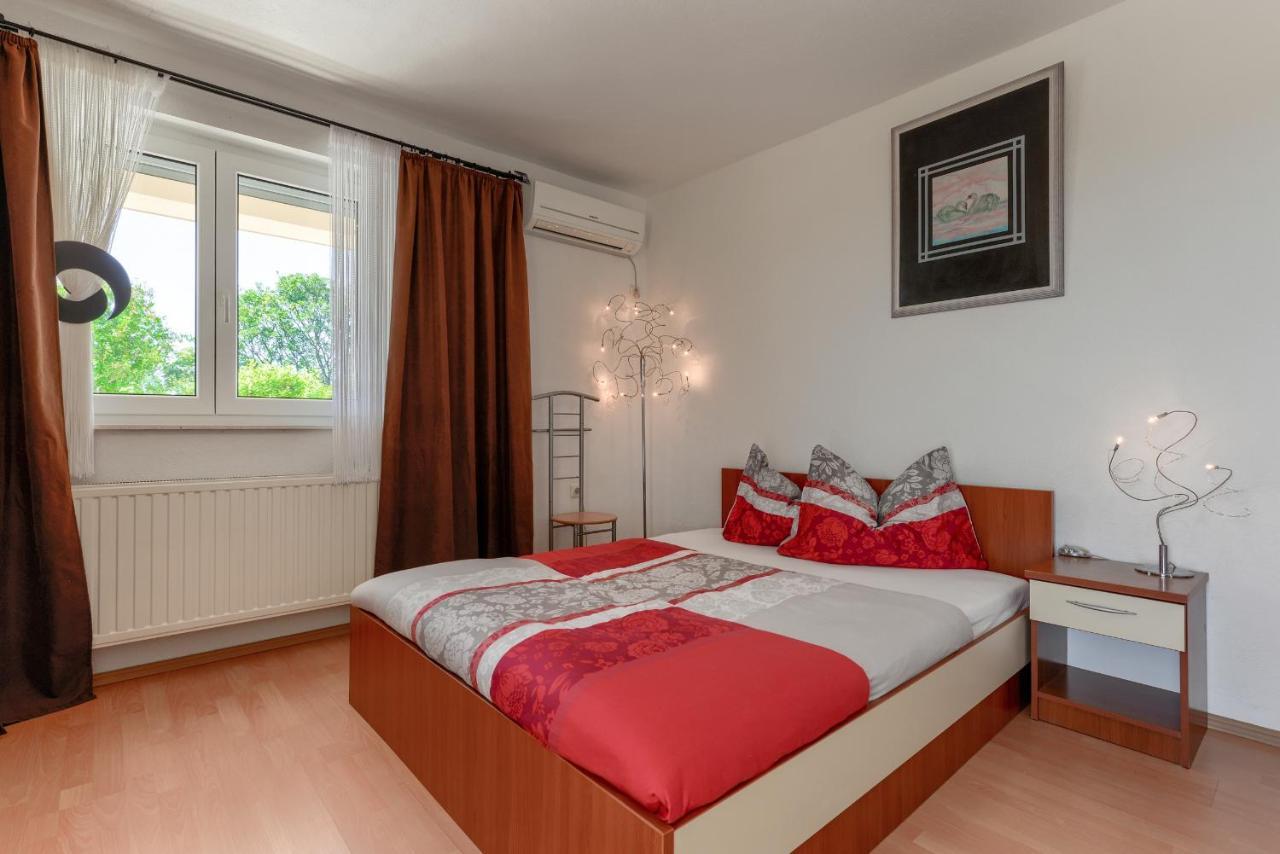 Appartamento Haus Lilli Mit Pool Ražanac Esterno foto