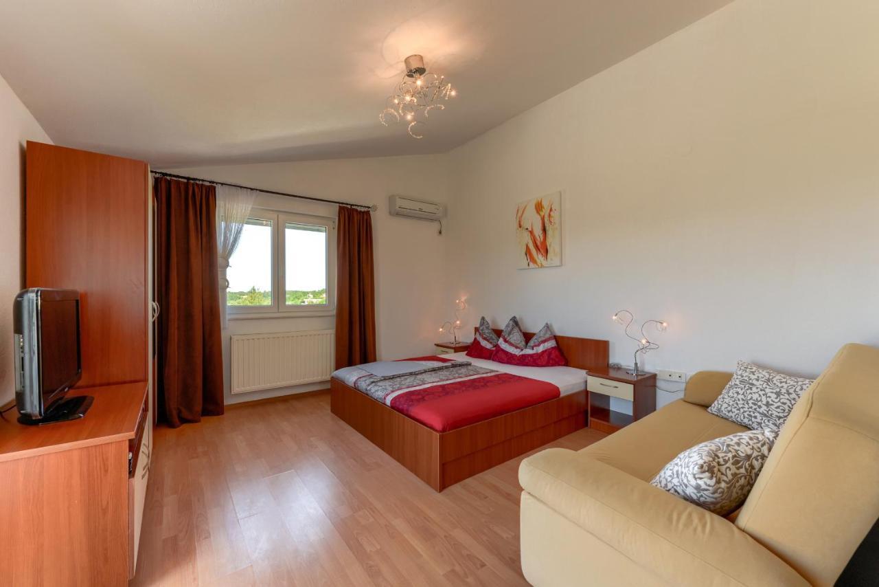 Appartamento Haus Lilli Mit Pool Ražanac Esterno foto
