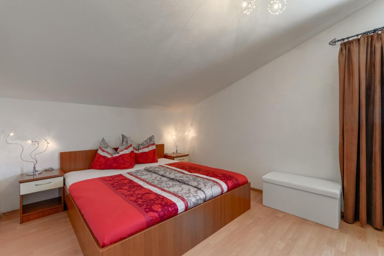 Appartamento Haus Lilli Mit Pool Ražanac Esterno foto
