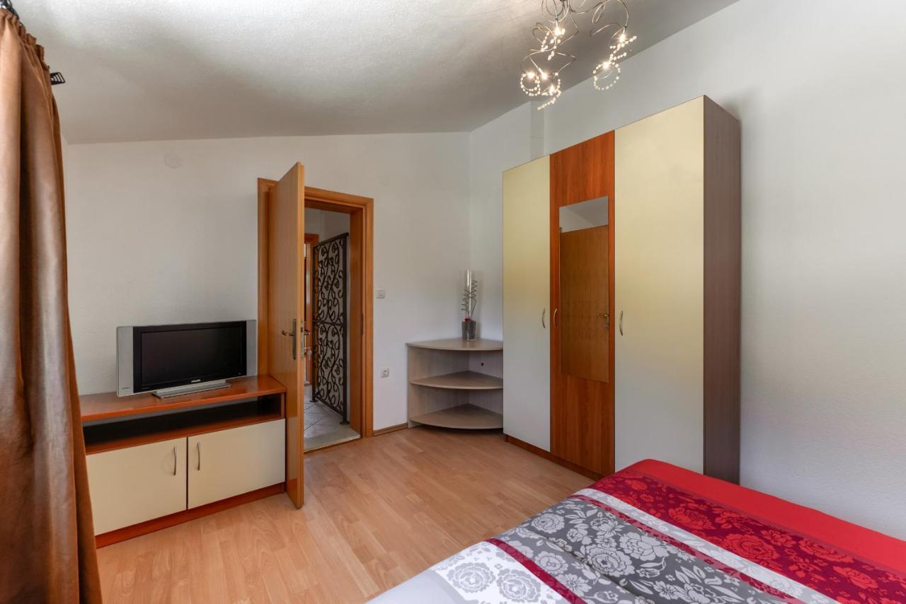 Appartamento Haus Lilli Mit Pool Ražanac Esterno foto