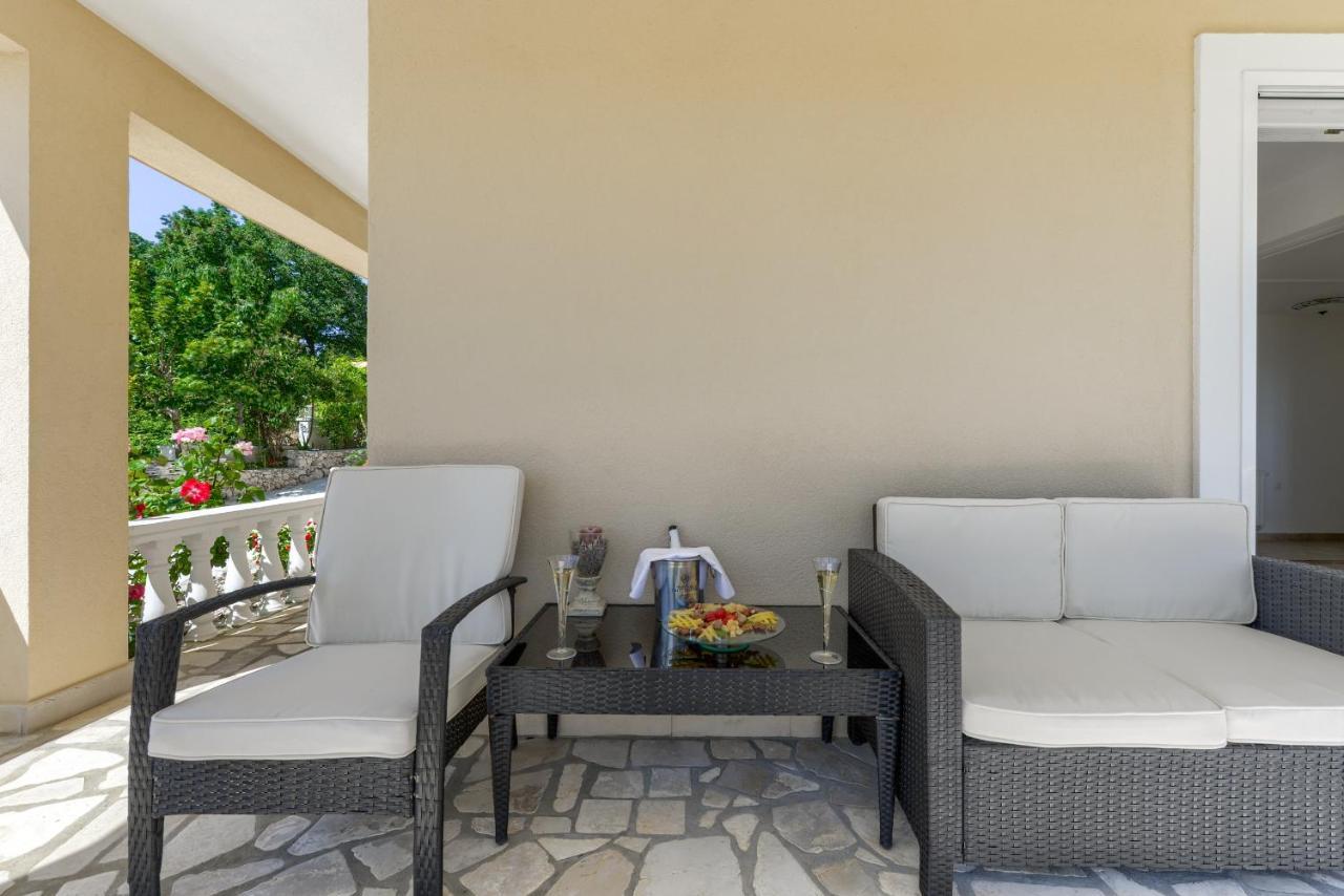 Appartamento Haus Lilli Mit Pool Ražanac Esterno foto