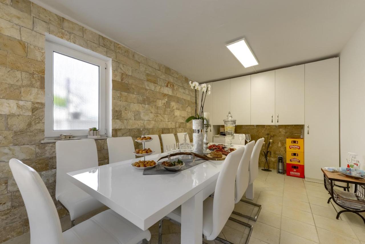 Appartamento Haus Lilli Mit Pool Ražanac Esterno foto